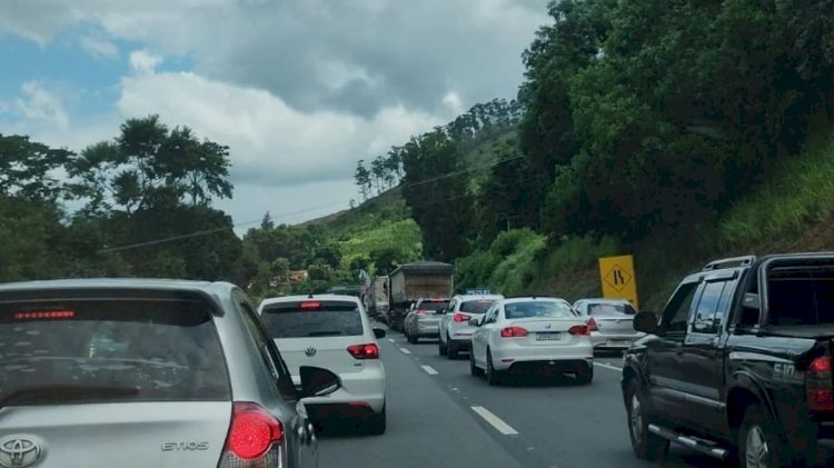 Tarde de trânsito intenso na BR 101 entre João Neiva e Ibiraçu