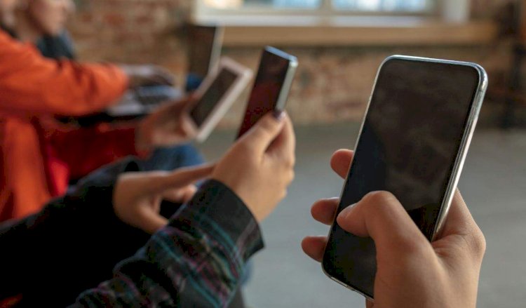 Lei que proíbe celular nas escolas é sancionada