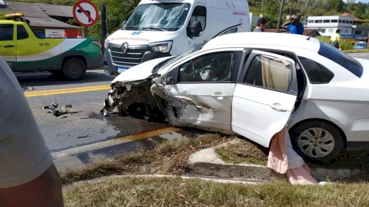 Acidente entre carro e carreta deixa um ferido na BR 101 em Aracruz