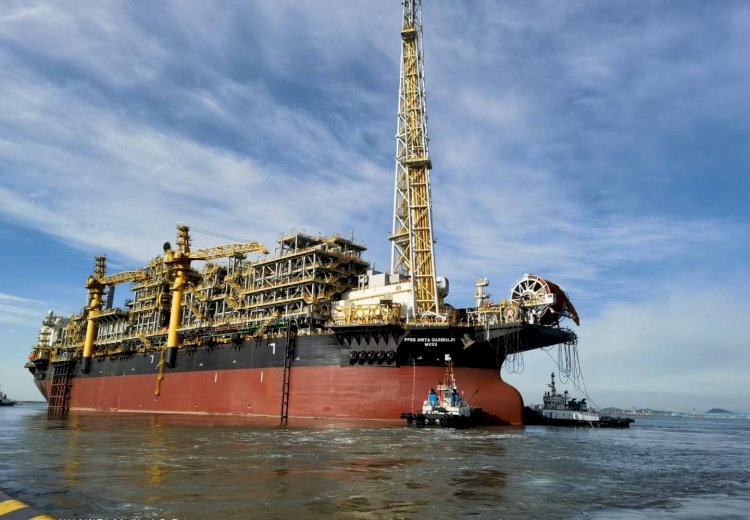 Navio-plataforma da Petrobras deixa Aracruz