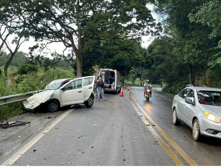 Acidente entre carro x ônibus deixa uma pessoa presa as ferragens em Aracruz