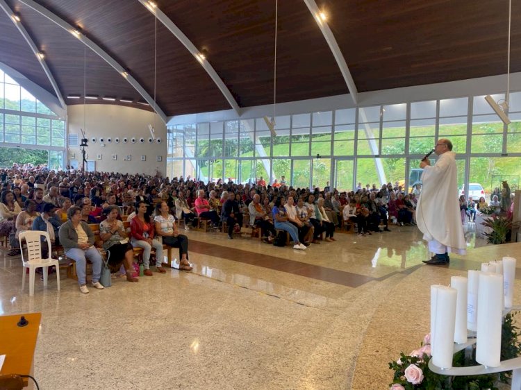 Mais de 1000 pessoas visitam o Santuário Nossa Senhora da Saúde em Ibiraçu