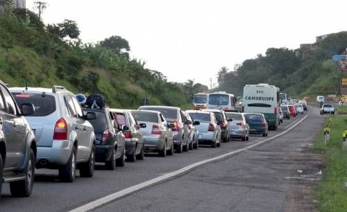 Motorista fica ferido em engavetamento triplo na BR 259 em João Neiva