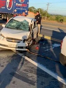 Acidente envolvendo dois carros e um caminhão deixa duas pessoas feridas em Aracruz