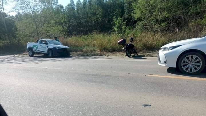 Colisão entre veículo e cavalo de carreta prancha é registrado em Pau Brasil