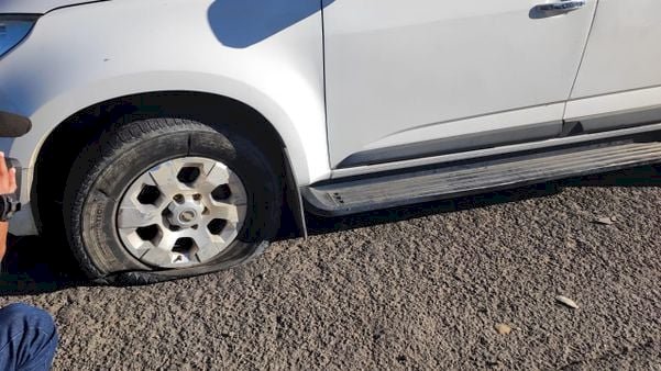 Ferragens caem de carreta na BR 101 e furam pneus de caminhonete em Aracruz