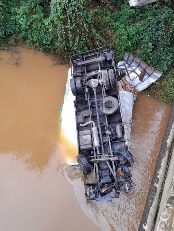 Motorista morre preso em cabine submersa após caminhão cair de ponte em Fundão