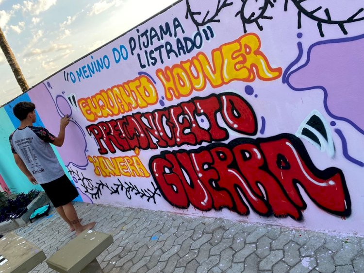 Muros de escola de Fundão são coloridos por artes em alusão a obras literárias