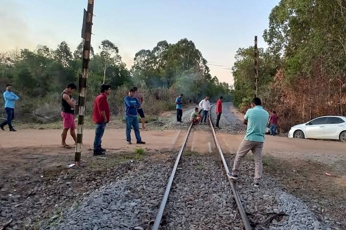 Depois de 26 dias, Indígenas desocupam ferrovia em Aracruz