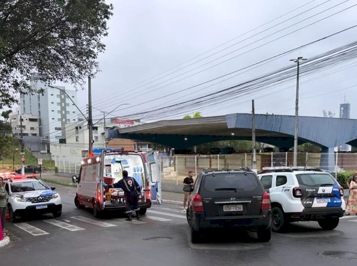 Viatura policial e carro colidem próximo ao Mercado Municipal em Aracruz