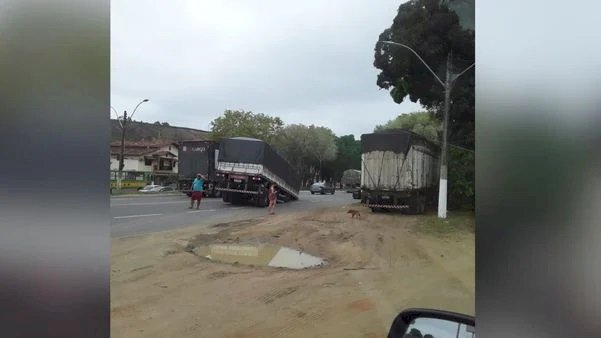 Carroceria de carreta se desprende e cai na pista da BR 101 em Aracruz