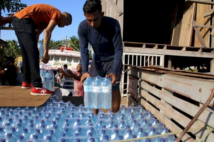 Algumas cidades do ES distribuem garrafas d'água a moradores de rua