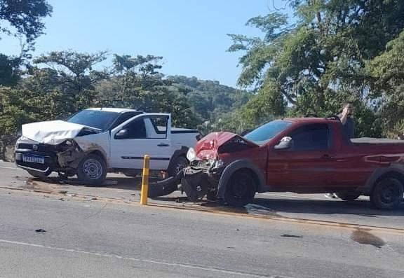 Acidente entre dois carros deixa pista interditada em Fundão