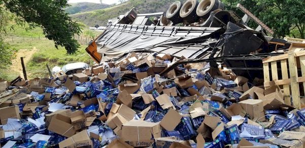 Carreta tomba e carro cai em córrego em João Neiva na BR 259