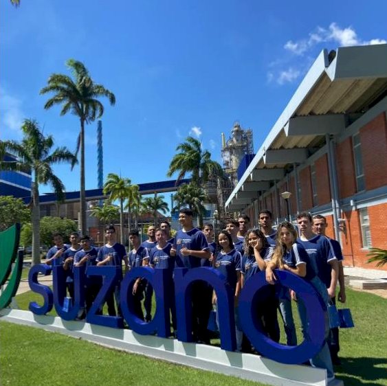 Escola de Ibiraçu realiza aula de campo em indústria de papel e celulose