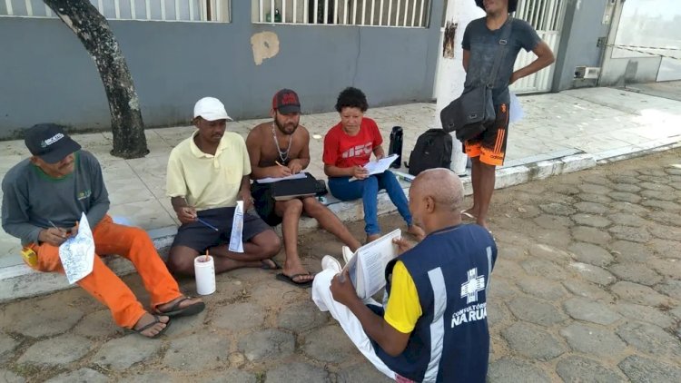 Moradores em situação de rua recebem água com soro em dias de calor excessivo em Aracruz