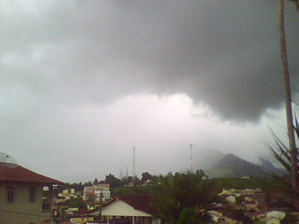 Chuva provoca estragos em João Neiva e deixa cidade alerta para deslizamentos de terra