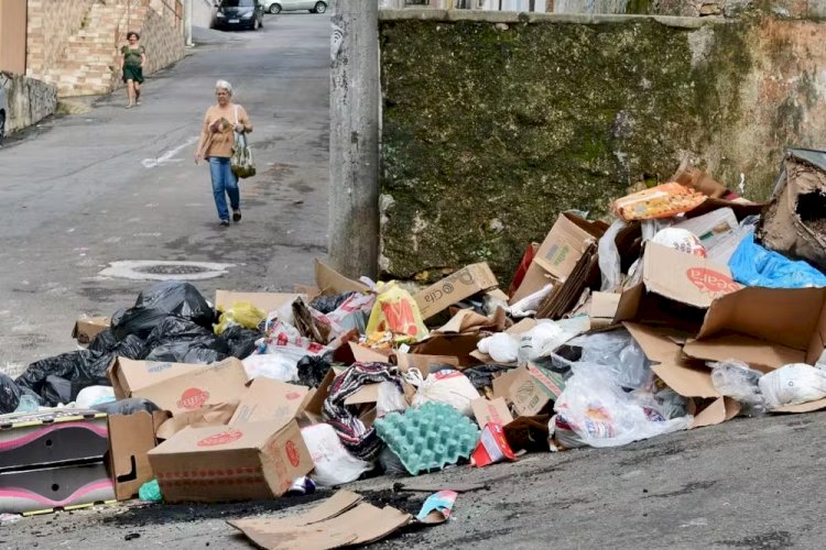 Greve dos coletores deixa ruas tomadas de lixo no ES