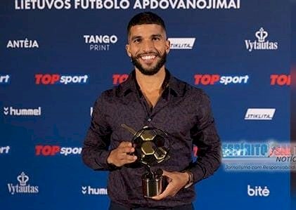 Aracruzense Henrique Devens recebe prêmio em noite de gala do futebol lituano