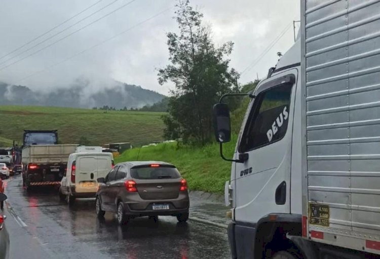 Motorista de carro fica ferido em acidente com caminhão na BR 101 em Ibiraçu