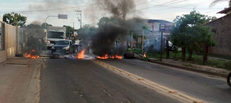 Protesto de pais de alunos fecha parte da ES 010, em Fundão