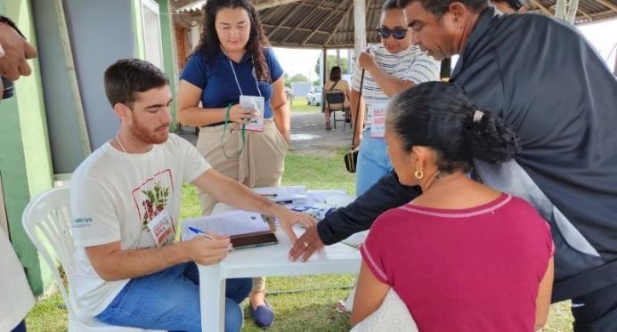 Incaper realiza ação em Aracruz para distribuir carteirinhas para coletores de pimenta-rosa