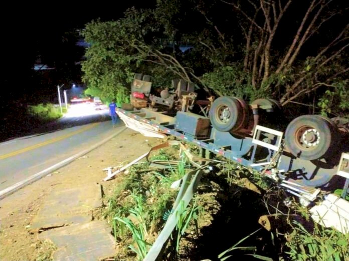 Tombamento de carreta na ES-257 em Aracruz deixa um ferido