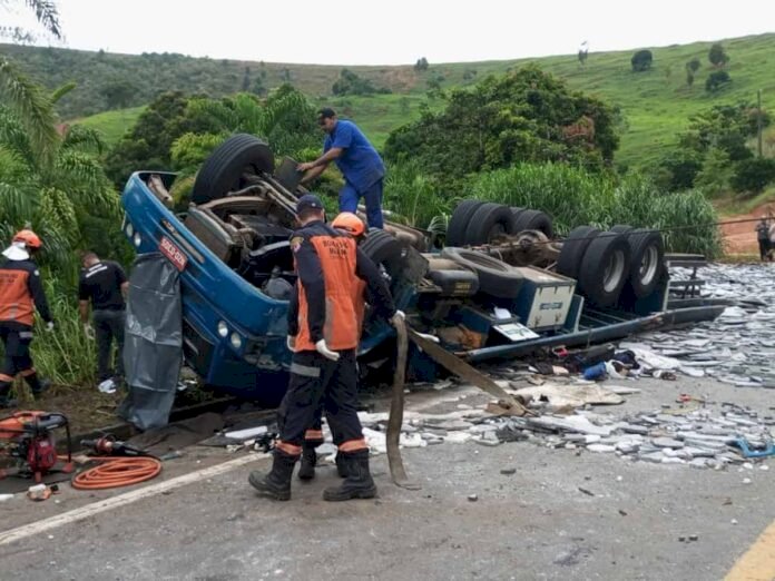 Mais morte na BR-259, em João Neiva. Veículo é da BA, e condutor morreu no local