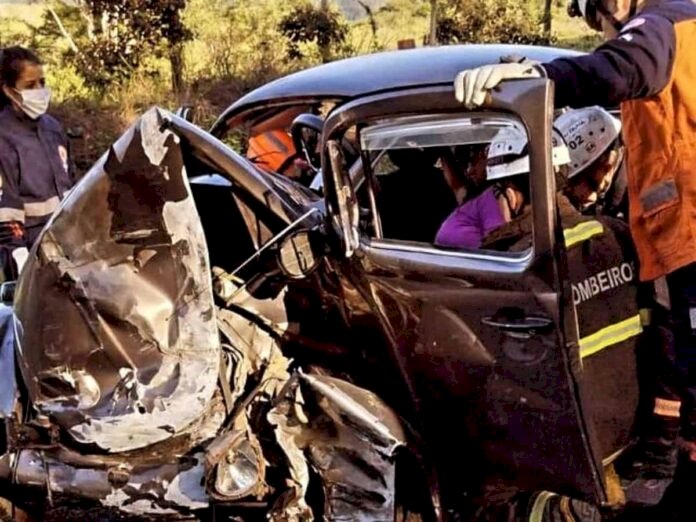 Fusca é destruído em acidente na Rodovia Primo Bitti em Aracruz