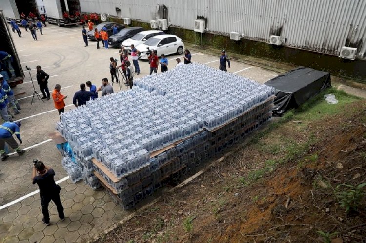 PF arrecada 1,7 mil litros de água para doar ao Rio Grande do Sul