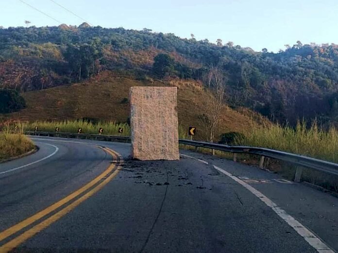 Bloco de granito interdita trecho da BR-259 em João Neiva