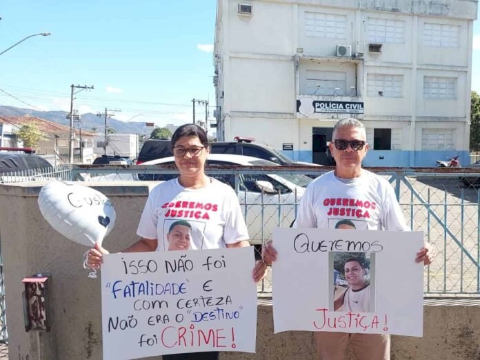 Manifestação reivindica justiça pelo assassinato de jovem em Aracruz