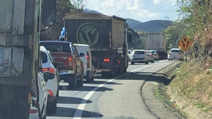 Obras causam engarrafamento de 13 km na BR 101 em João Neiva