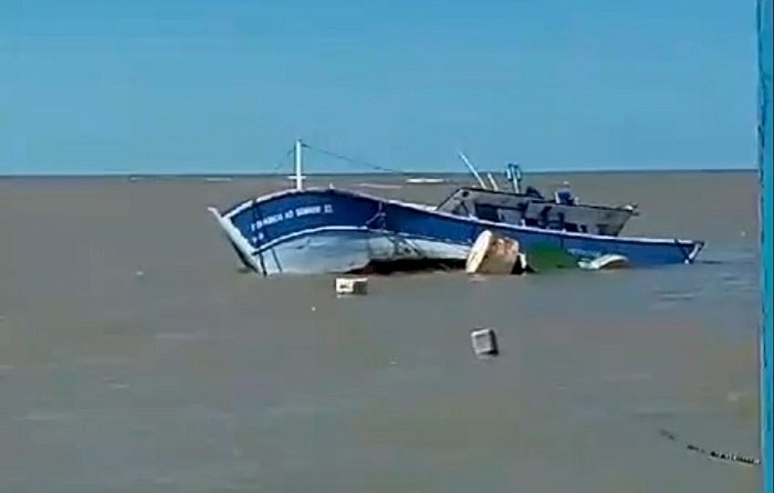 Embarcação de Atafona naufraga em Aracruz