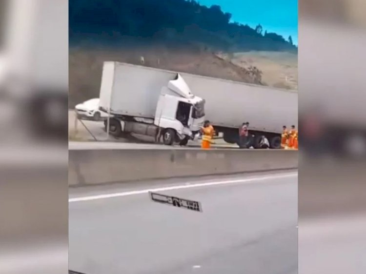 Carreta tomba e motorista é hospitalizado na BR 101 em Ibiraçu