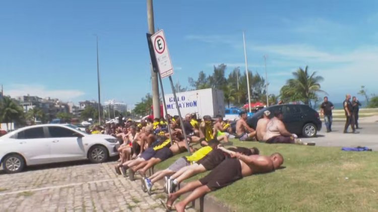 Torcedores do Peñarol entram em confronto com policiais em praia do Rio