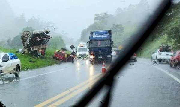 Acidente com morte interdita a BR 101 entre Ibiraçu e João Neiva