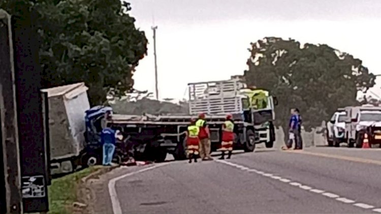 Motorista morre em acidente entre dois caminhões na BR 101 em Aracruz