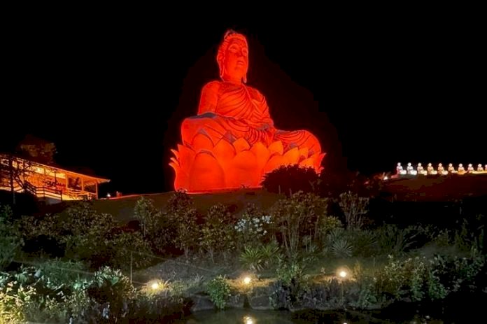 Estátua do Grande Buda de Ibiraçu será iluminada na cor laranja