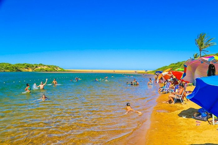 Turista mineiro morre afogado em praia de Linhares