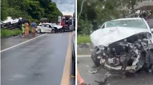 Caminhão sai da pista e carro fica destruído em acidente violento em Aracruz