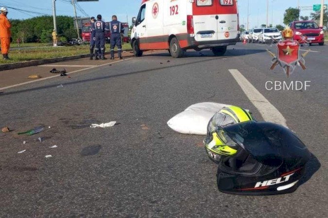 Uma pessoa morre em acidente entre moto e caminhão na BR-101 em Aracruz