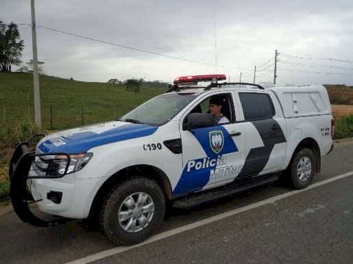 Força tática apreende arma de fogo e indivíduos em Ibiraçu
