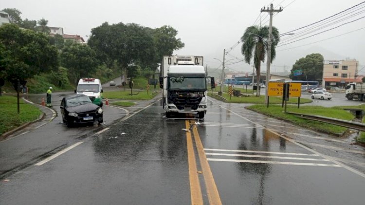 Morre motorista de carro atingido por caminhão em trevo na BR 101 em João Neiva