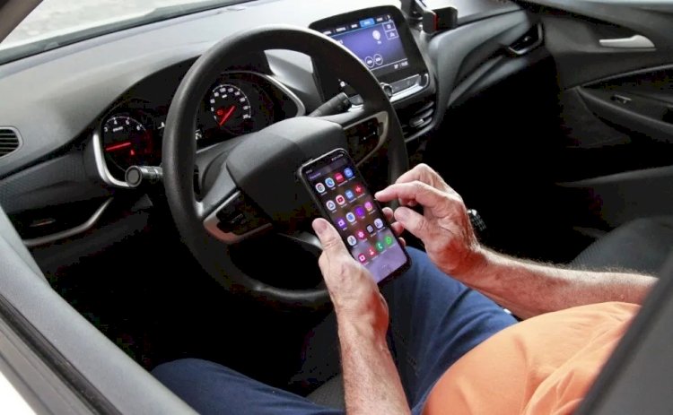 83 motoristas são multados por dia por usar celular ao volante no ES