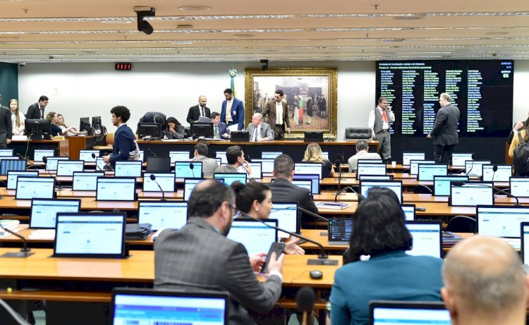 Comissão do Senado aprova PEC que prevê fim reeleição a partir de 2030