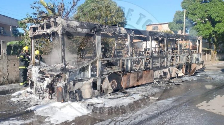 Ônibus escolar fica destruído após pegar fogo em Praia Grande, Fundão