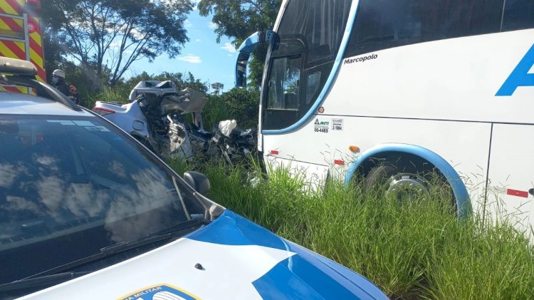 Motorista de carro morre em colisão de frente com ônibus em Aracruz