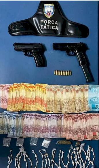 PM apreende moto, celular, munições, pistola, simulacro e drogas em Aracruz