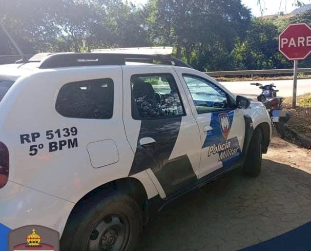 K9 detém dois homens com mais de 20 mil, arma e drogas em Barra do Riacho, e recupera moto furtada em Ibiraçu